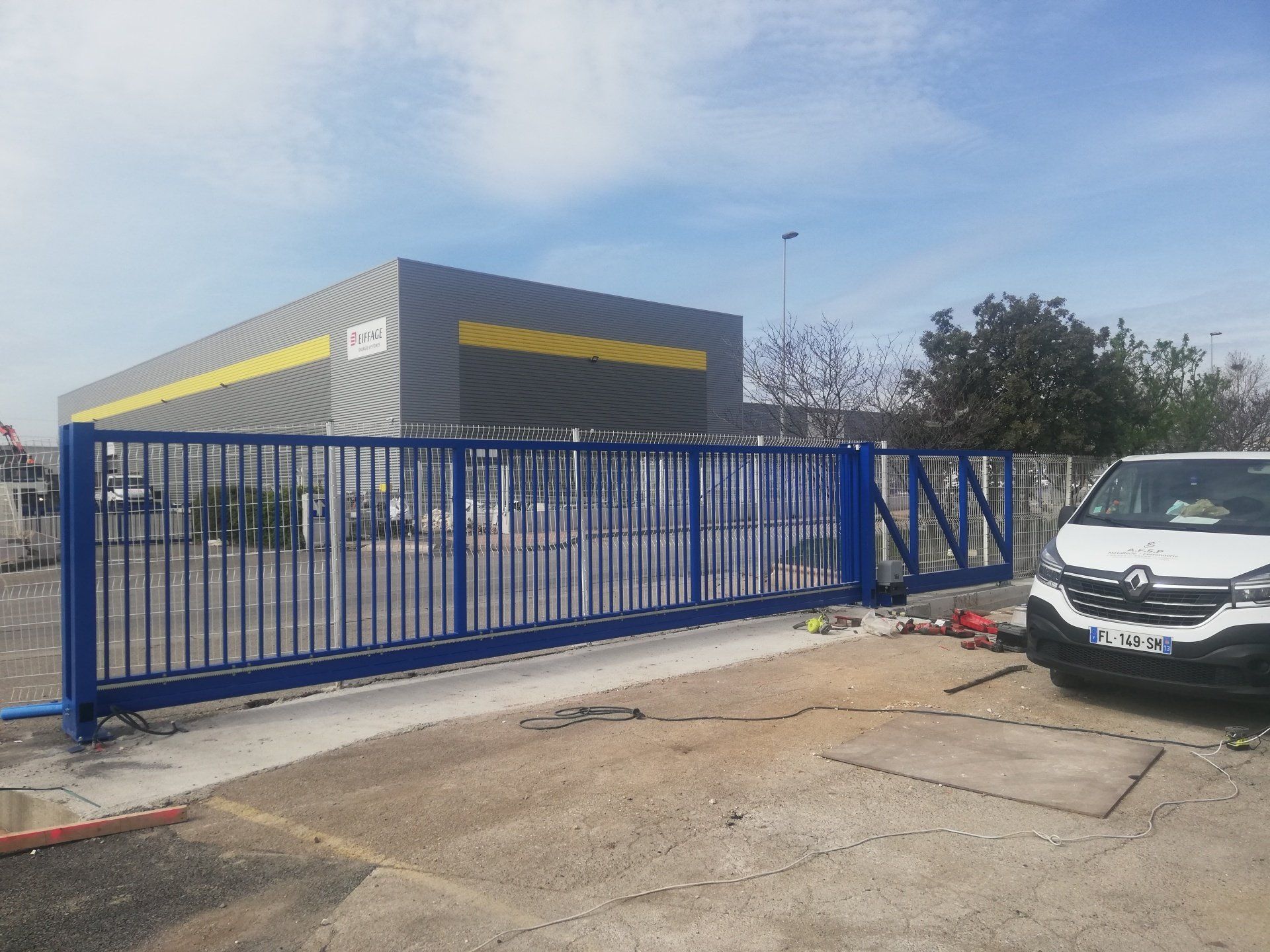 Portail motorisé bleu