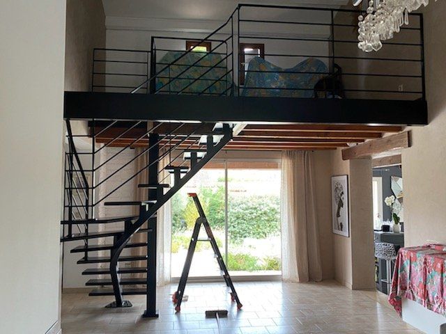 Escalier et garde-corps intérieurs noirs