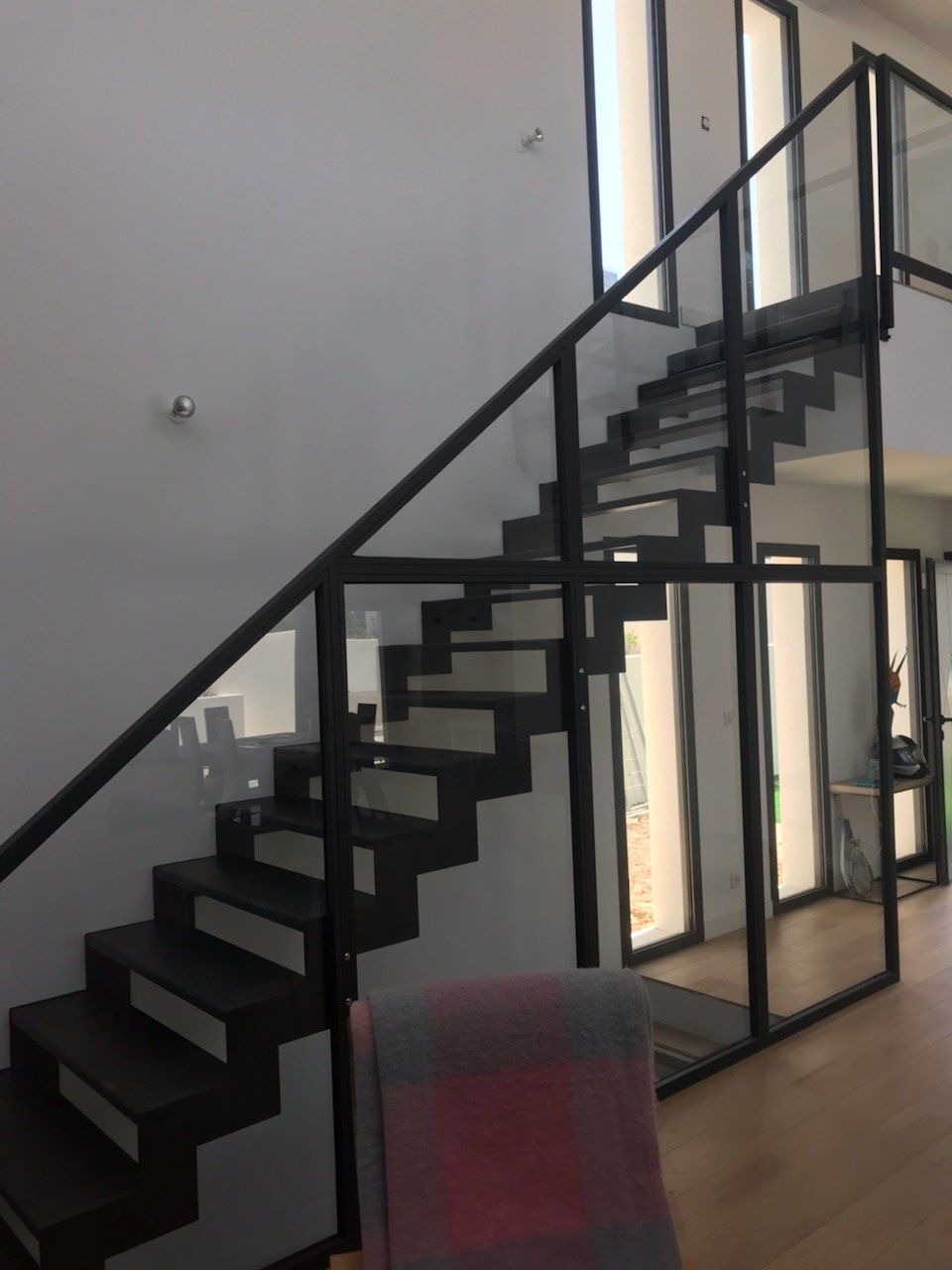 Escalier droit intérieur noir