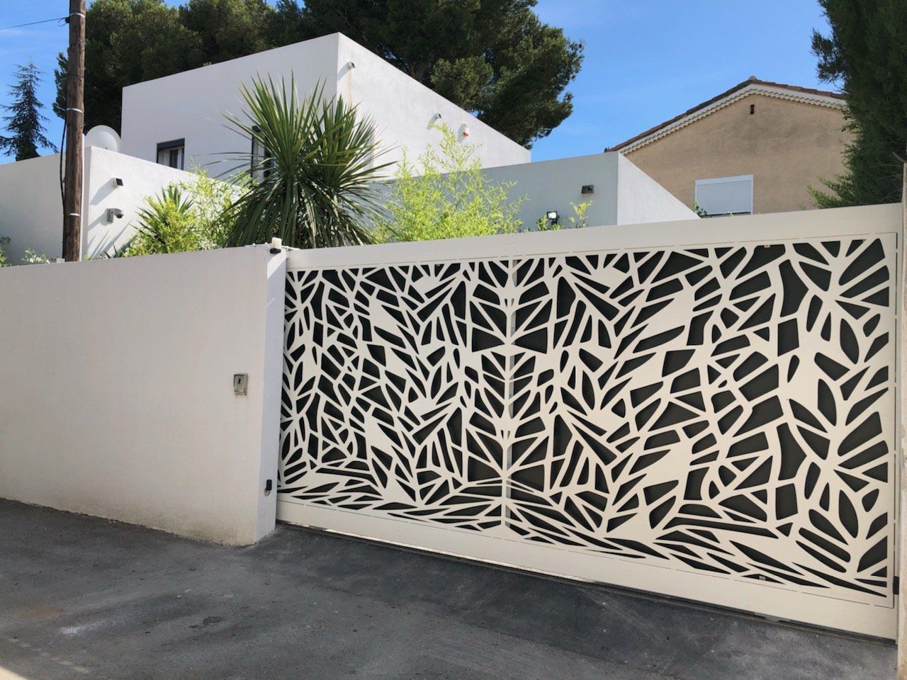 Portail motorisé blanc