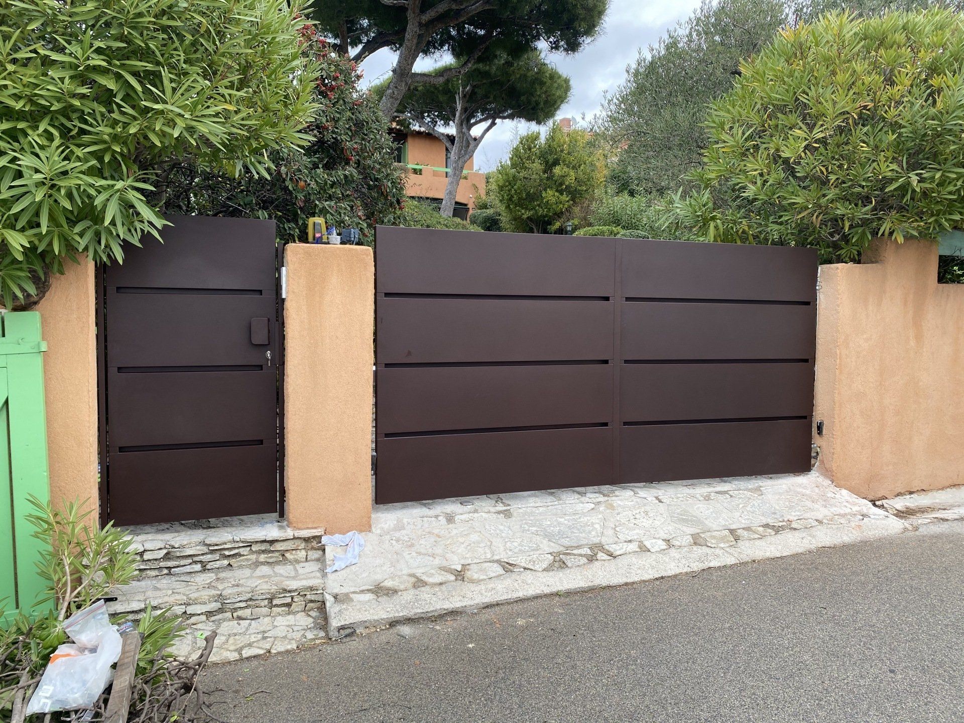 Portail motorisé brun