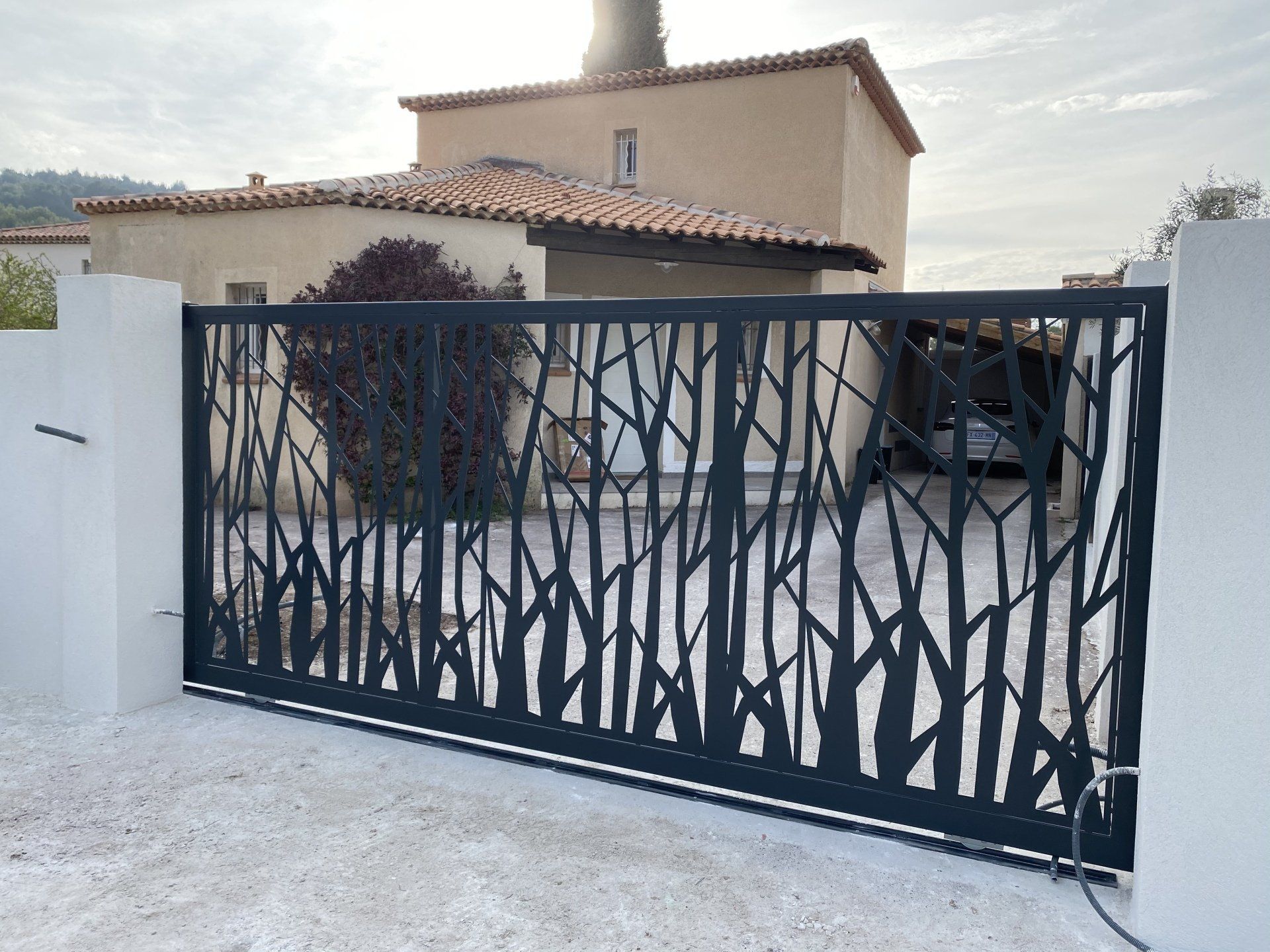 Portail coulissant grillagé noir