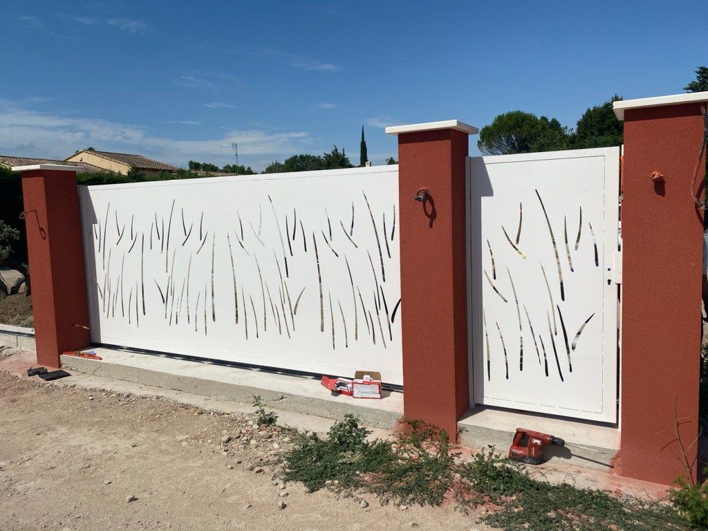 Portail blanc motorisé