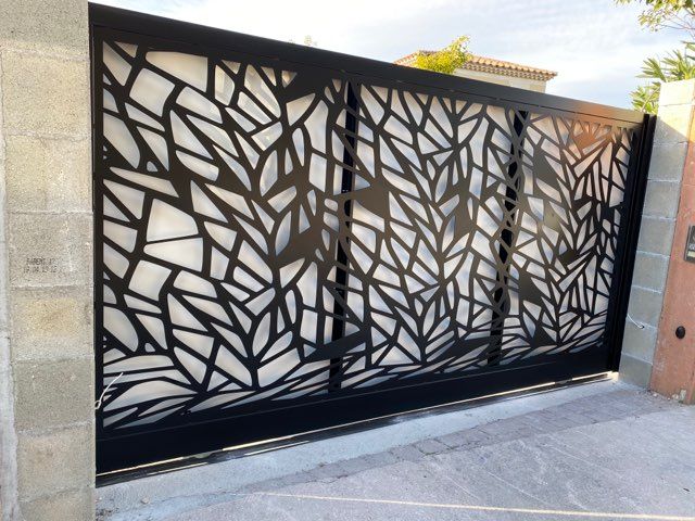 Portail noir grillagé coulissant