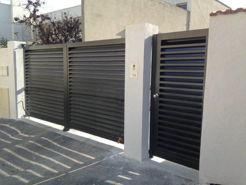 Portail et portillon noirs