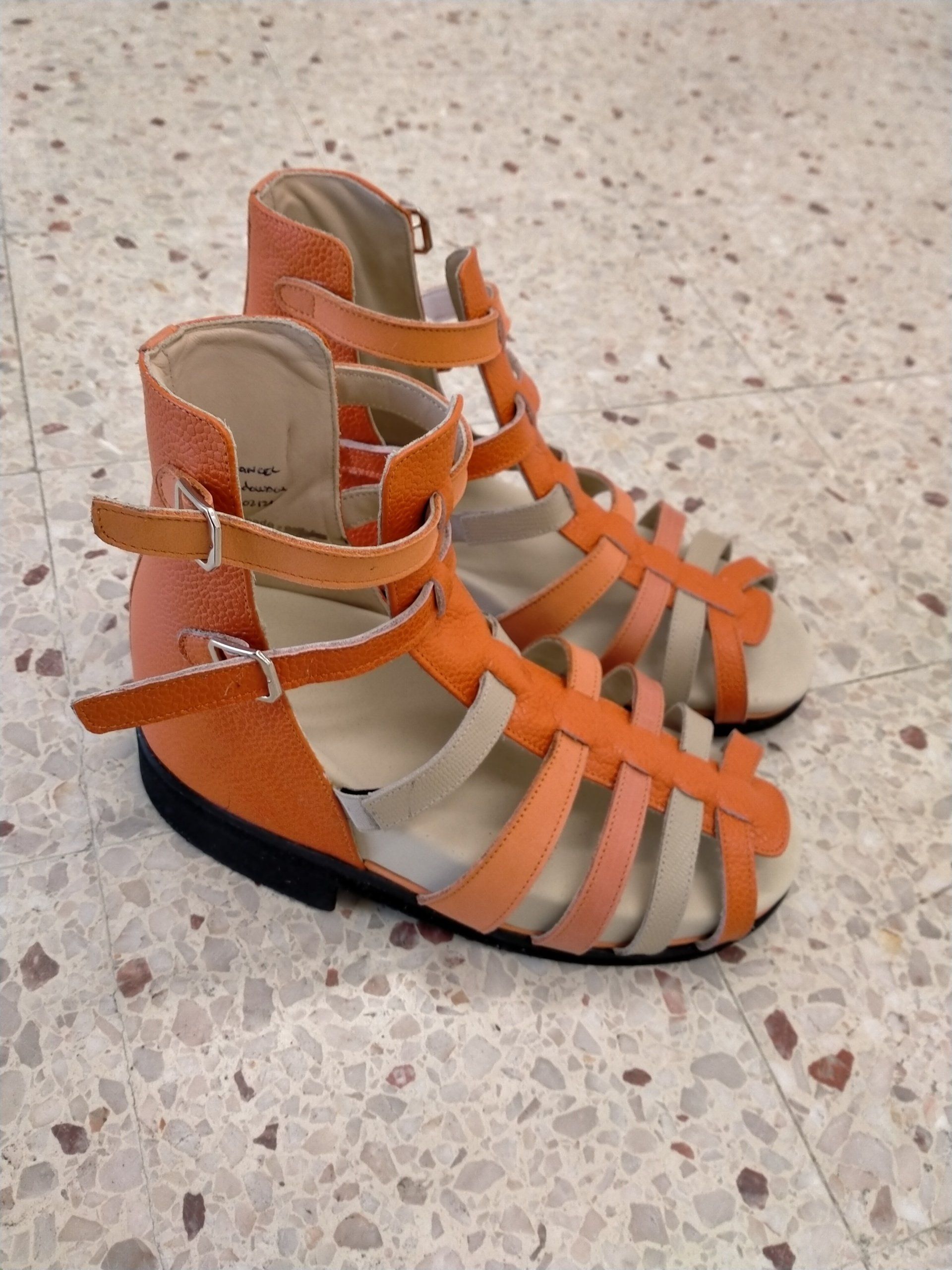 Chaussure orthopédique orange, pour femme, en cuir