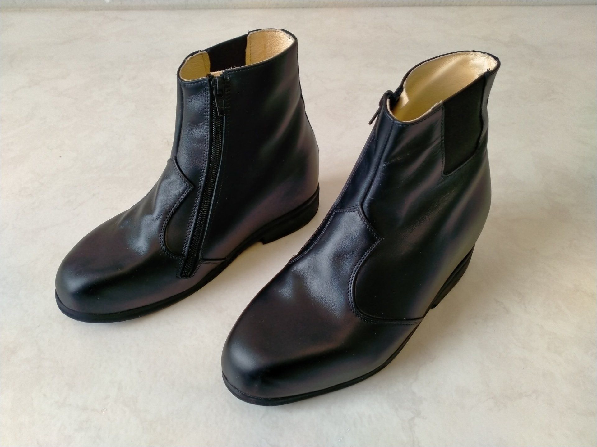 Chaussure orthopédique noire style bottine