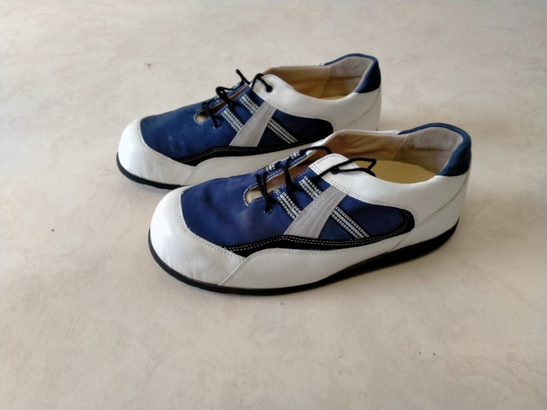 Chaussure orthopédique blanche et bleue