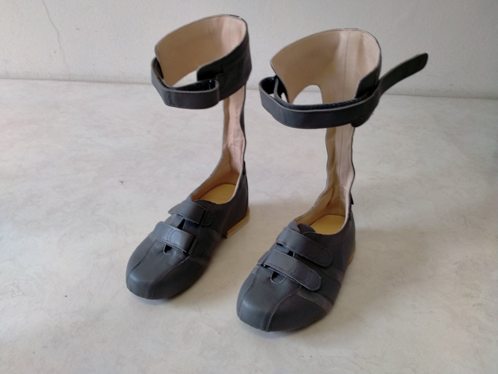 Chaussure orthopédique femme avec accroche aux mollets