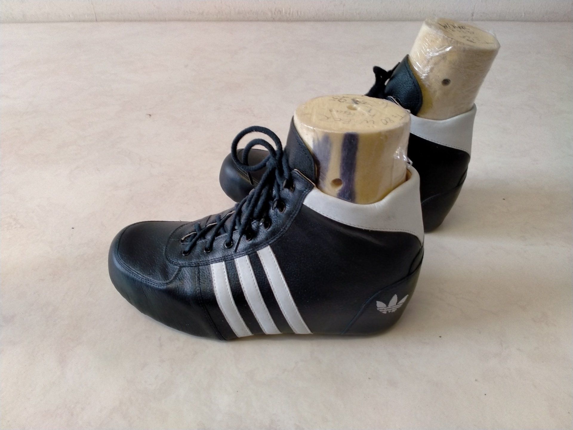 Chaussure orthopédique enfant noire style Adidas