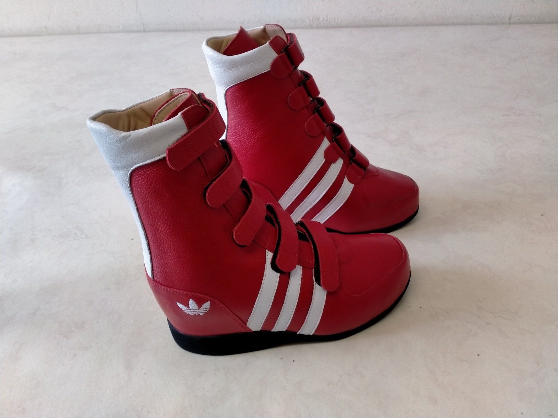 Photo d'une chaussure orthopédique rouge