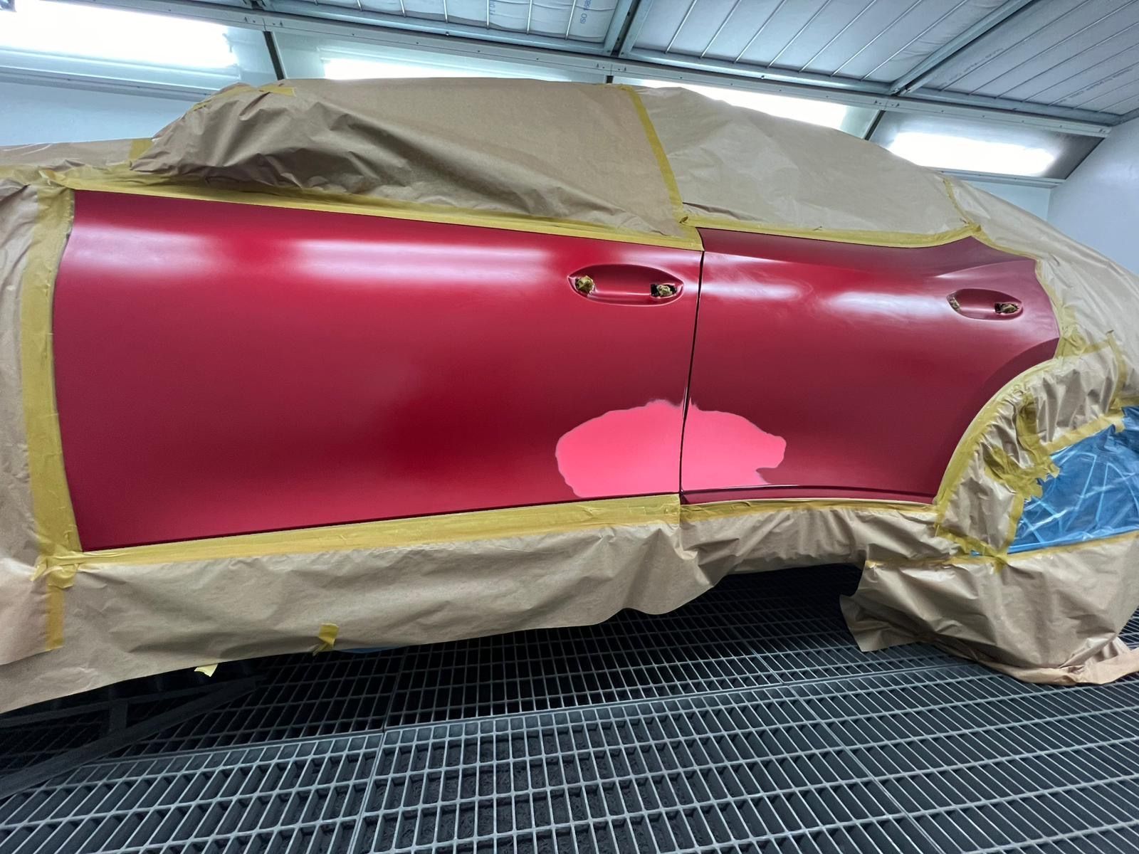 Autotür wird frisch lackiert in Rot mit Hochglanzfinish