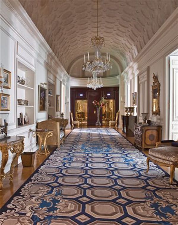 Long tapis bleu et beige