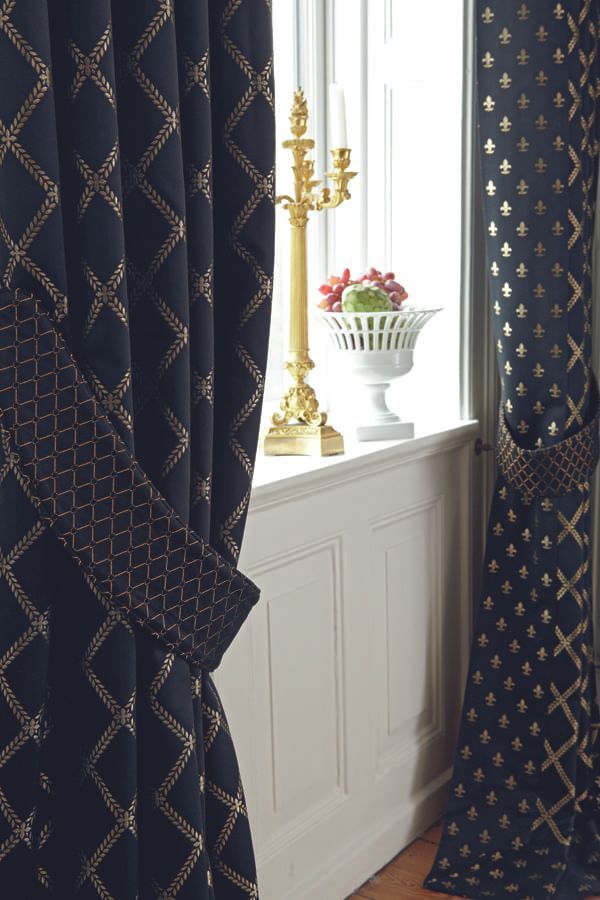 Rideaux bleus au motifs dorés