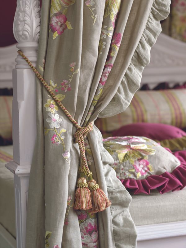 Rideau de lit floral