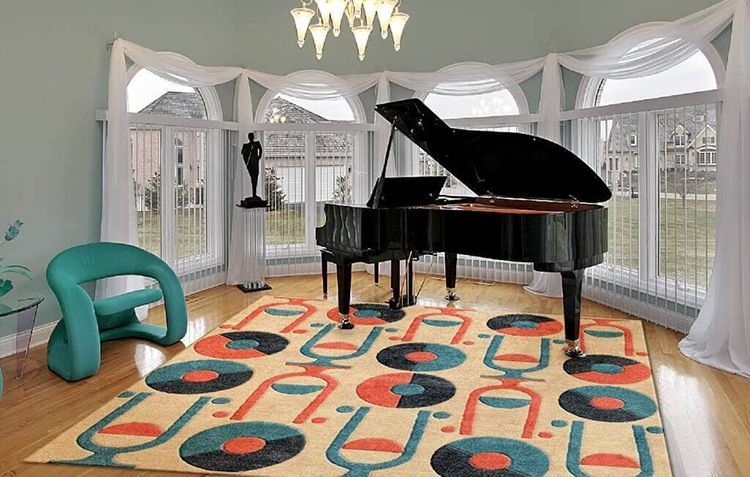Piano posé sur un tapis