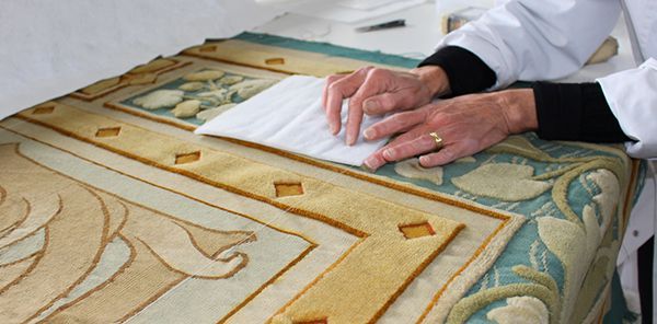 Gros plan sur une femme réparant un tapis