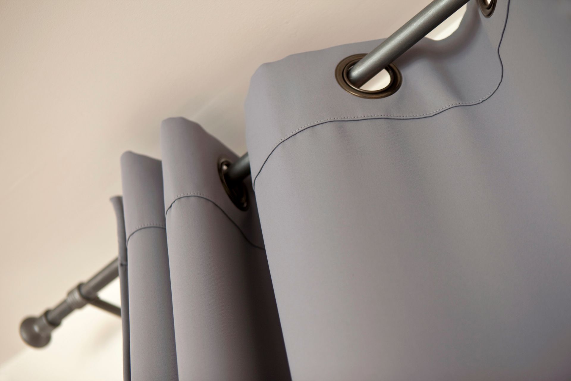 Tringle et rideaux gris