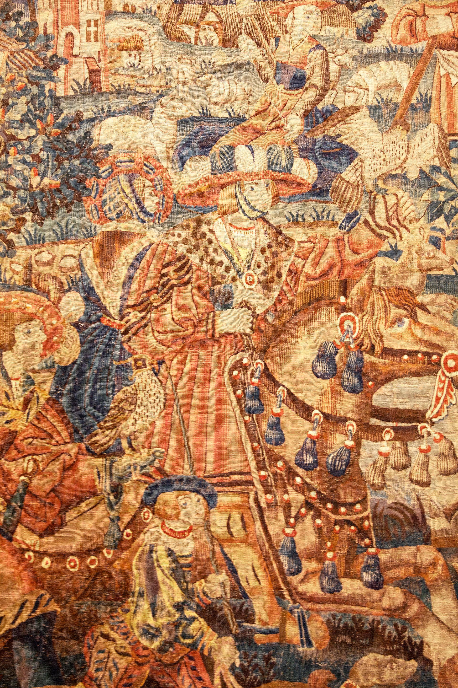 Gros plan sur une tapisserie ancienne