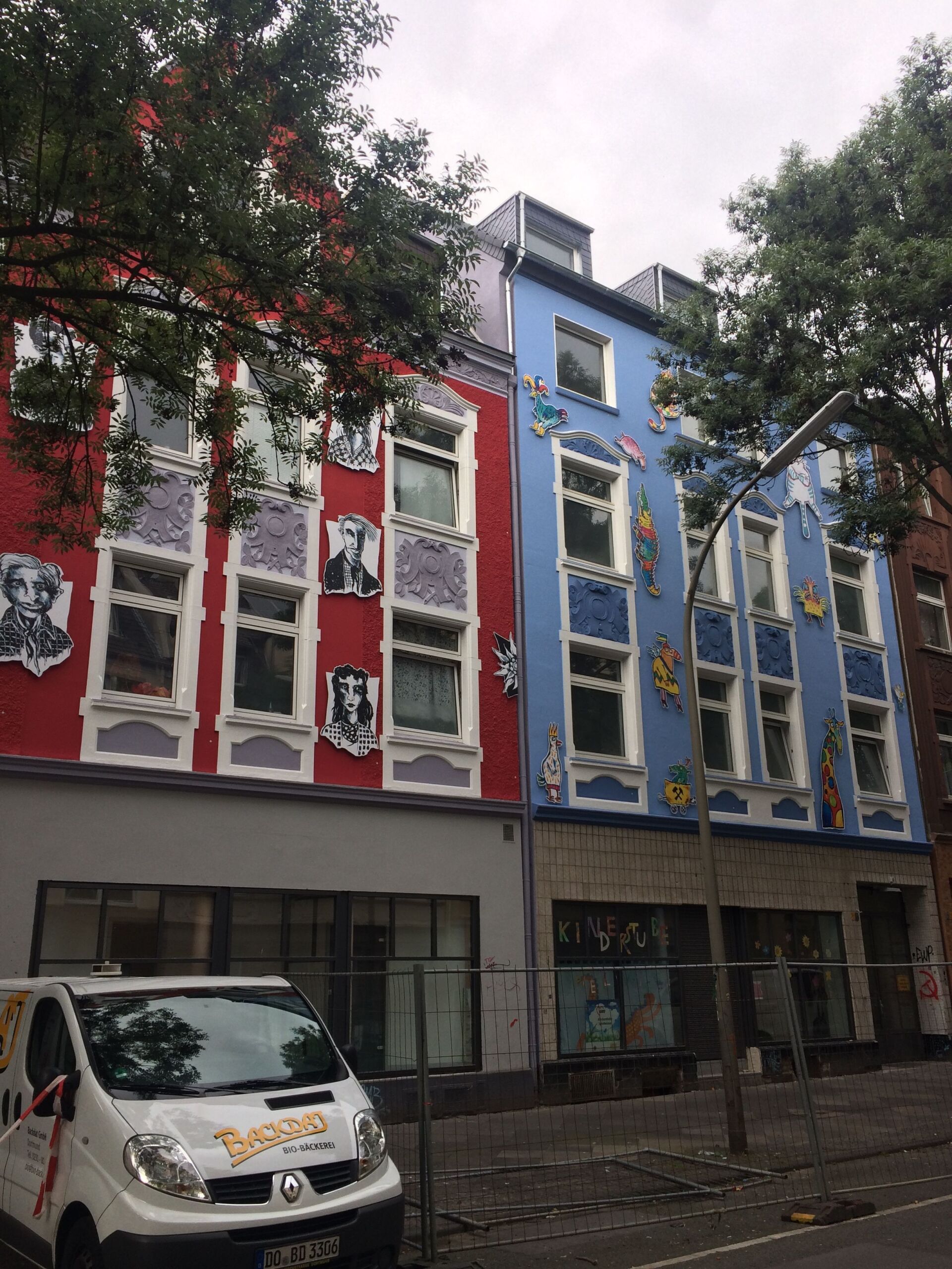 Hausfassaden in Rot und Blau