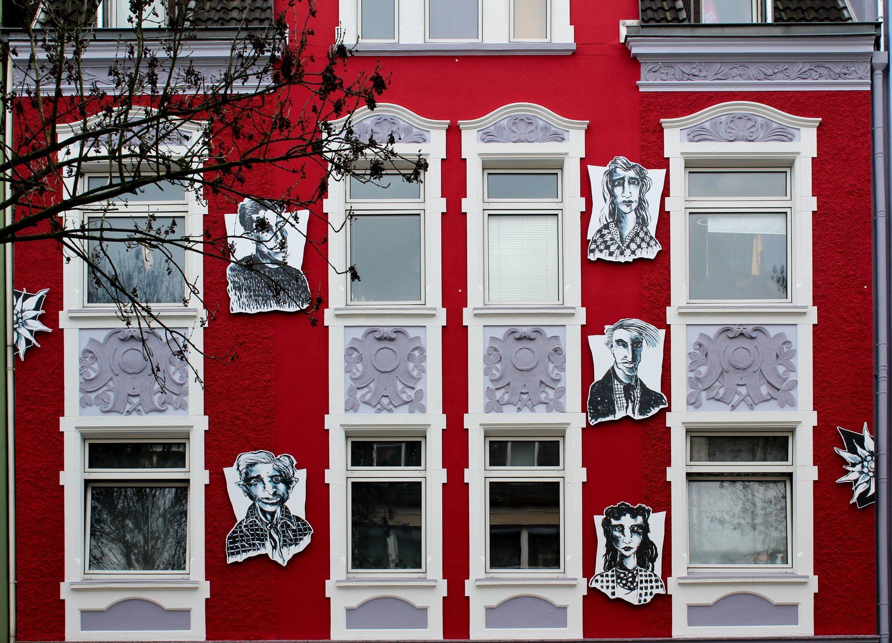 Hausfassaden in Rot und Blau