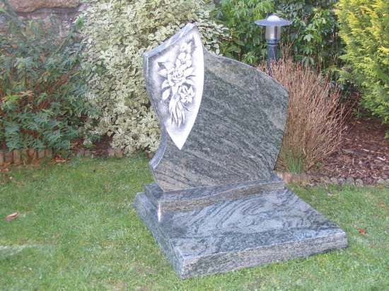 Monument cinéraire avec gravure