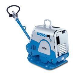 Eine blau-silberne Maschine mit einem Griff auf weißem Hintergrund.