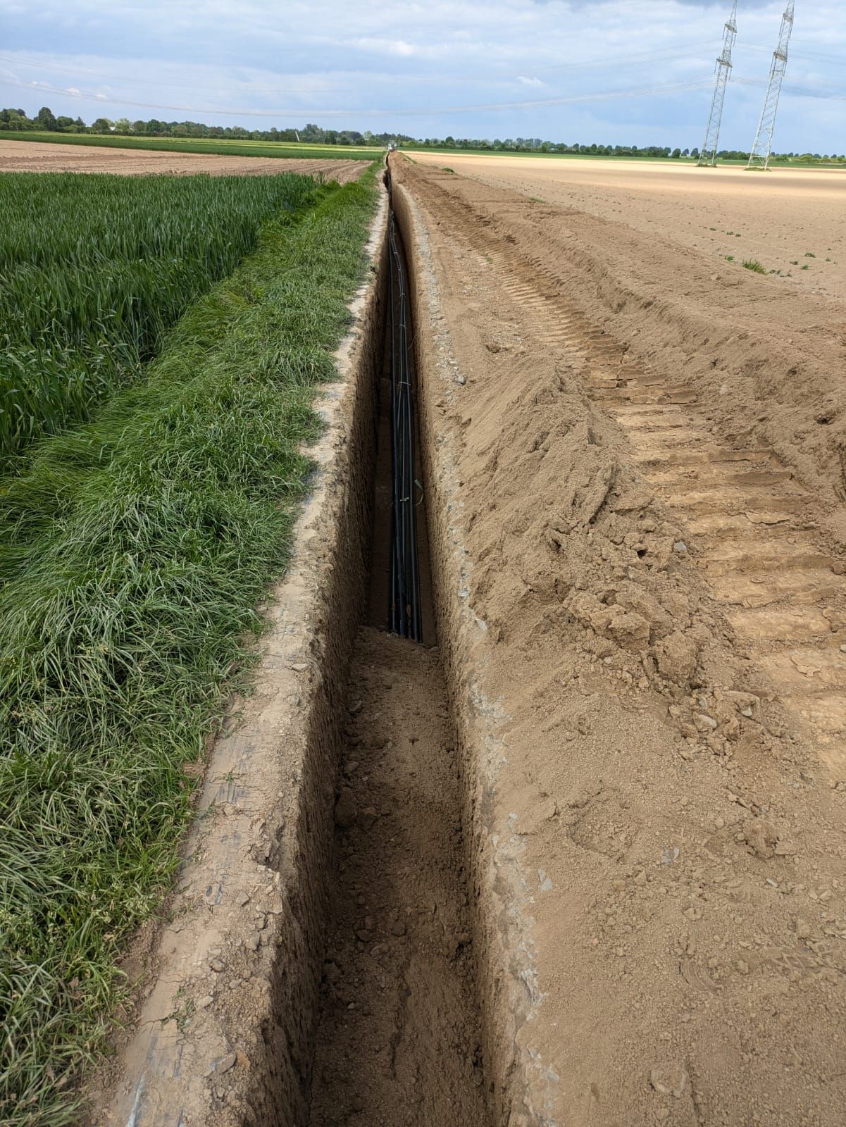 Ein Graben in einem Feld mit einem Rohr darin