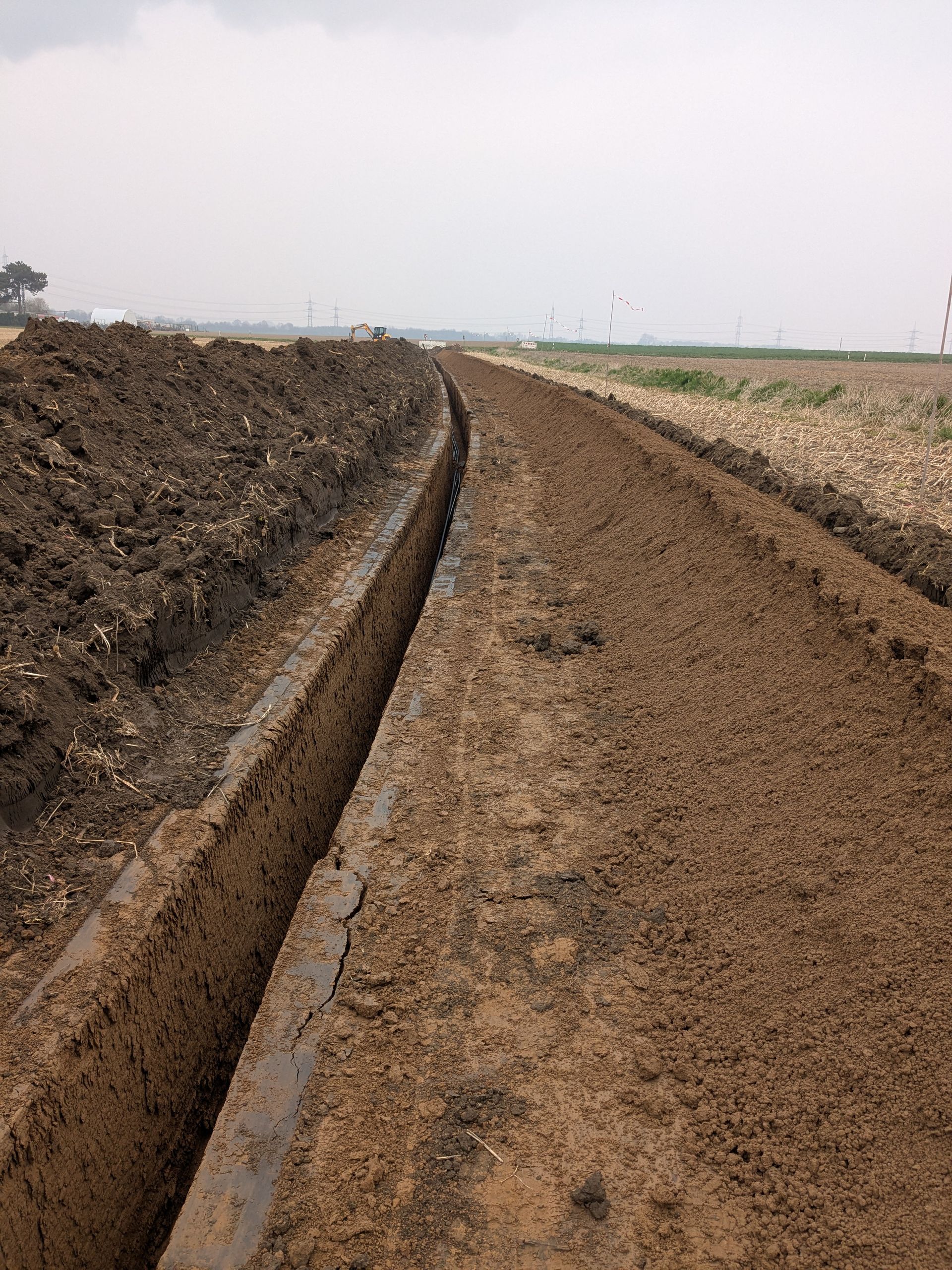 Eine schlammige Straße mit einem Abfluss in der Mitte