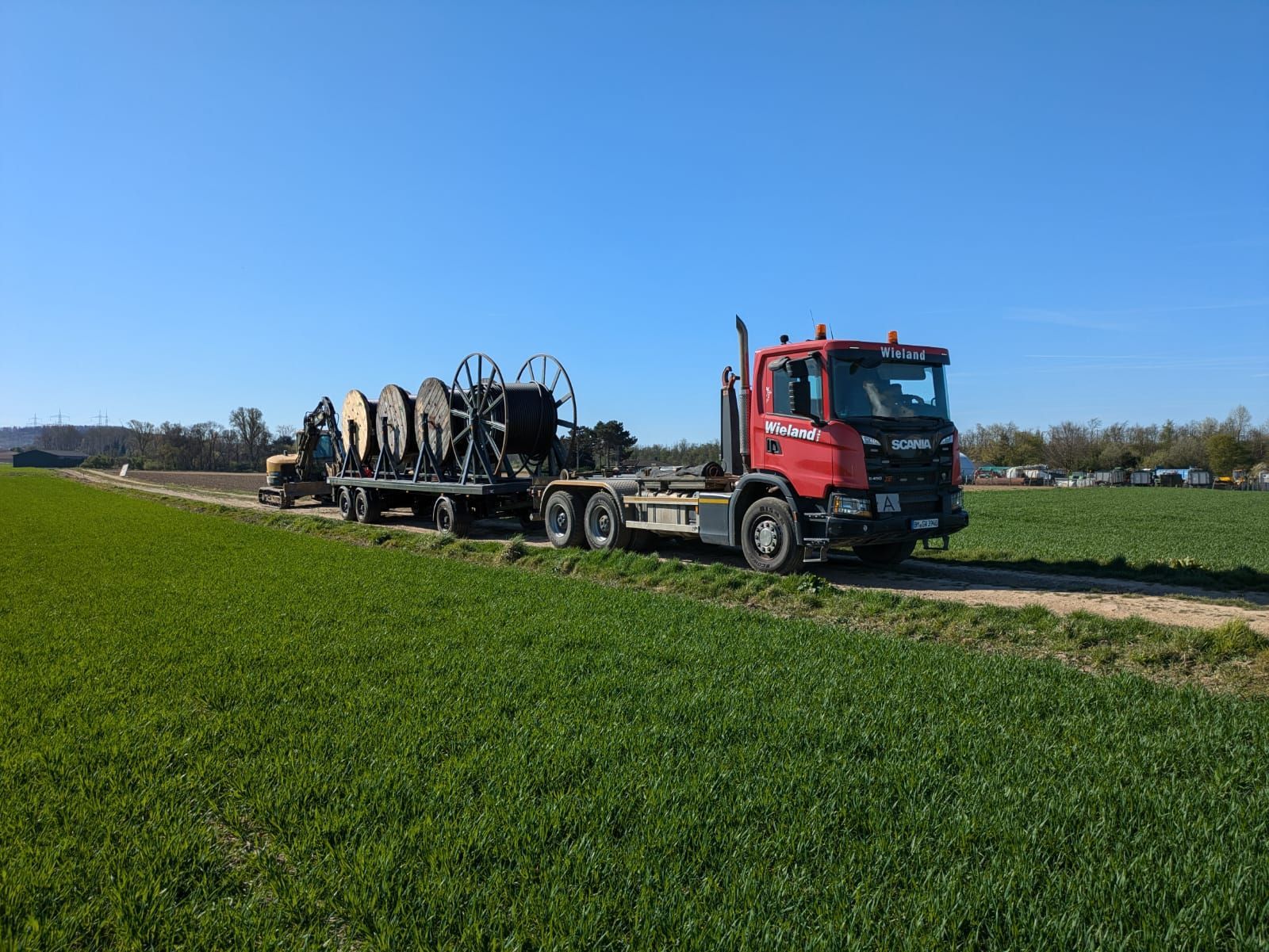 Ein roter LKW steht auf einer Wiese
