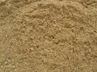 Ein Sandhaufen liegt auf einem Erdhaufen.