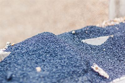 Eine Nahaufnahme eines Haufens blauen Sandes auf einem Tisch.