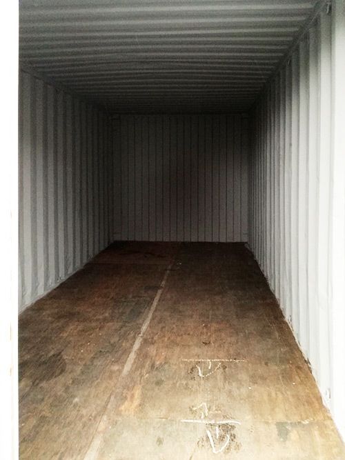 Das Innere eines leeren Schiffscontainers mit Holzboden.