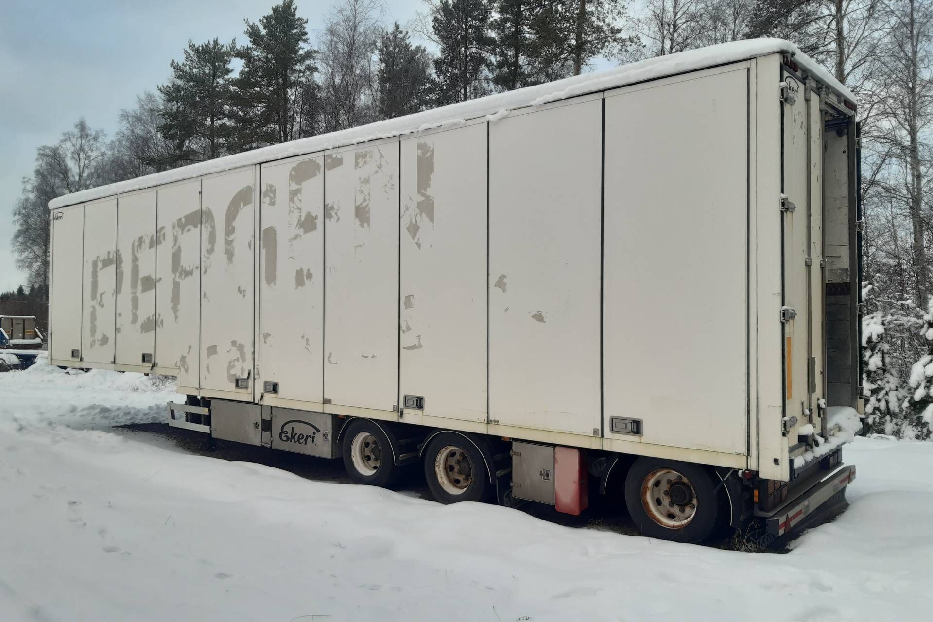 Valkoinen rekan perävaunu