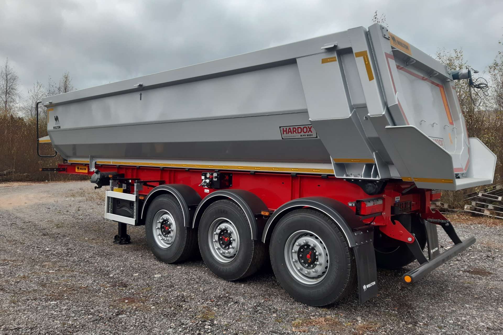 Harmaa rekan perävaunu