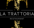 Logo des Restaurants La Trattoria: Schwarzer Hintergrund mit goldenem „T“ mit Blumenmuster und weißem Text.