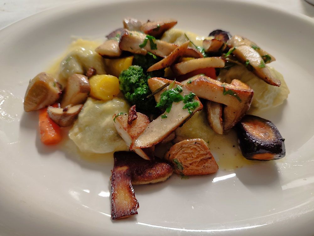 Nudelgericht mit sautierten Pilzen, Gemüse und Soße.