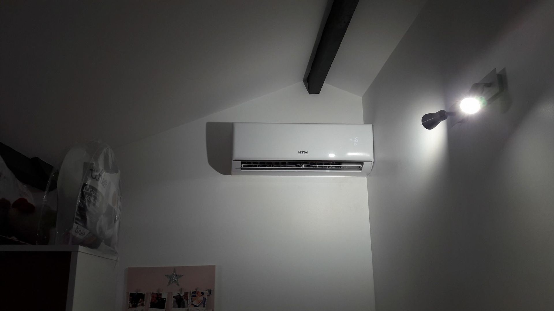 Un climatiseur sous une poutre.