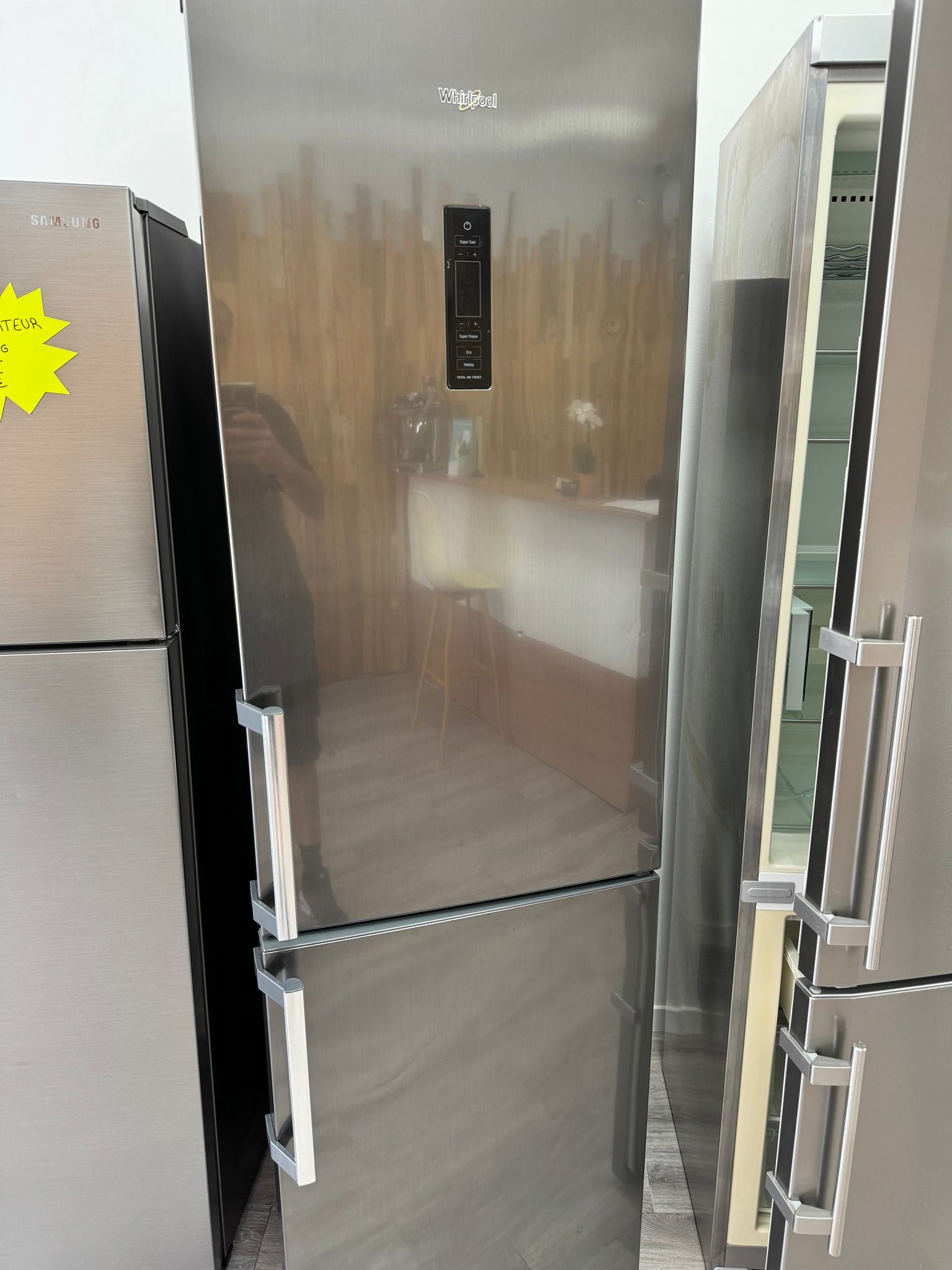 Trois gros réfrigérateurs.