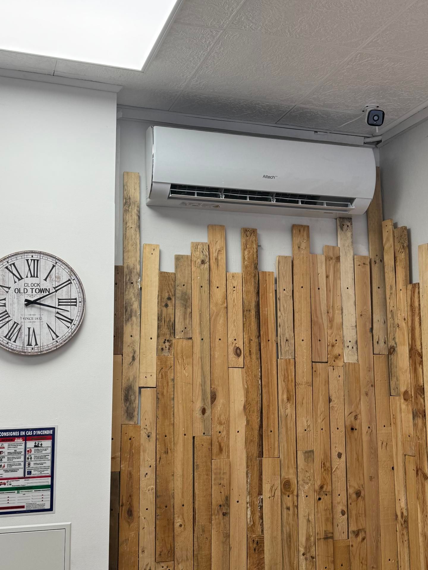 Un climatiseur au-dessus de planches en bois.