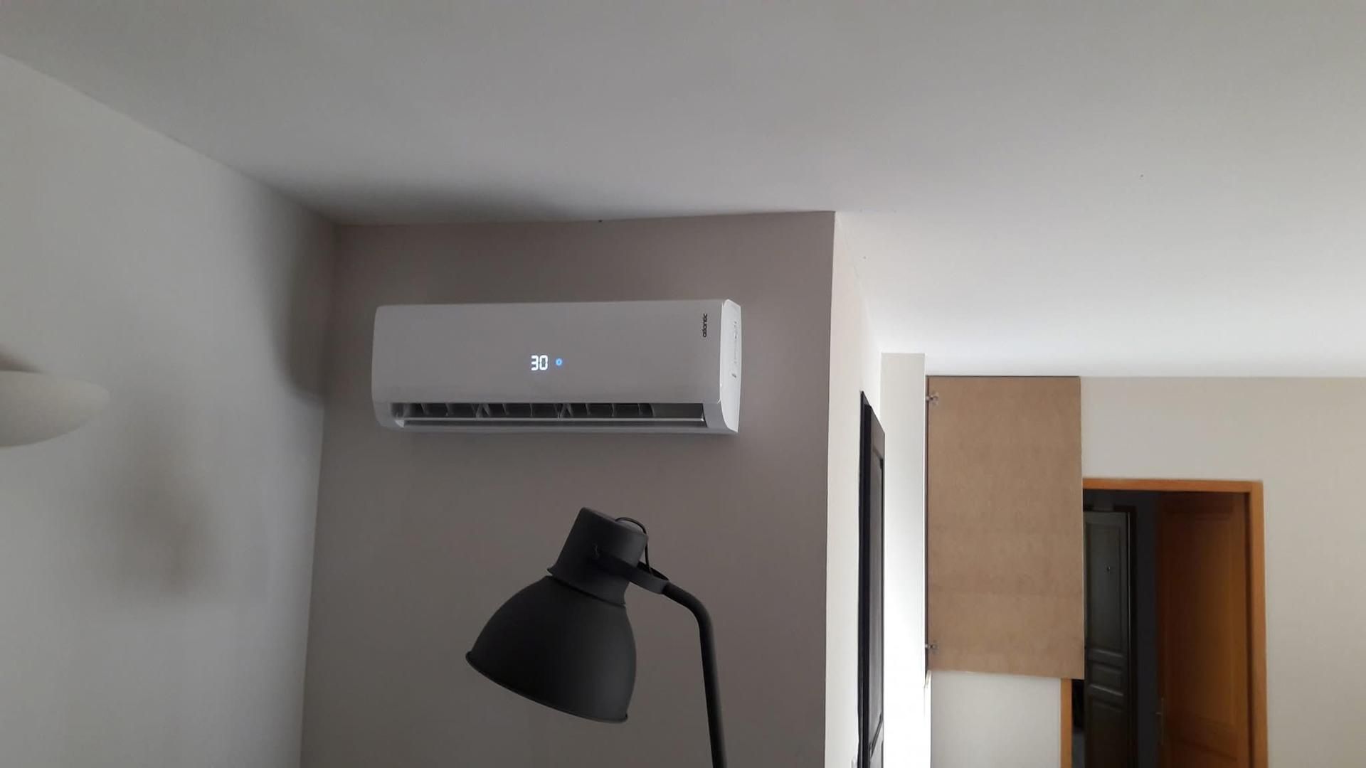 Un climatiseur et une lampe noire.