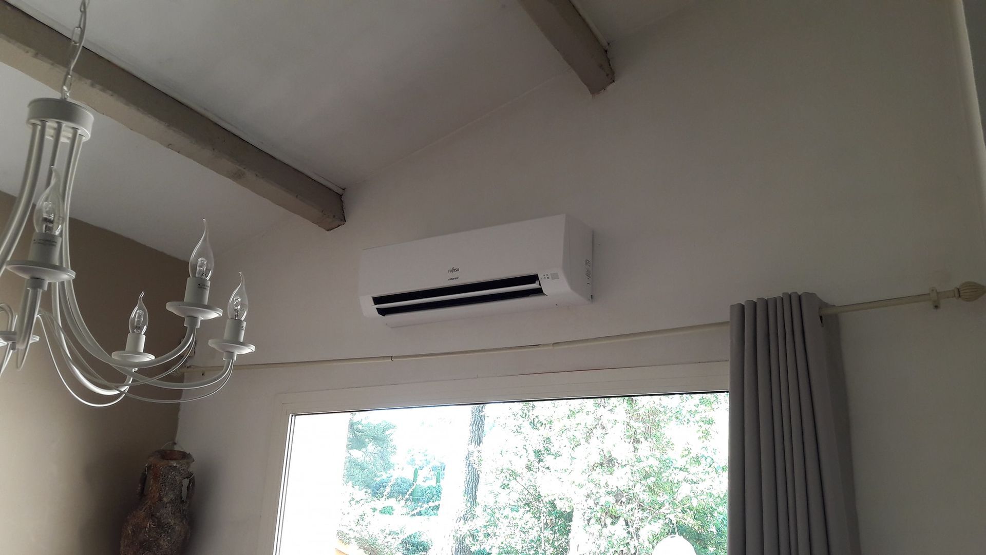 Un climatiseur au-dessus d'une fenêtre.