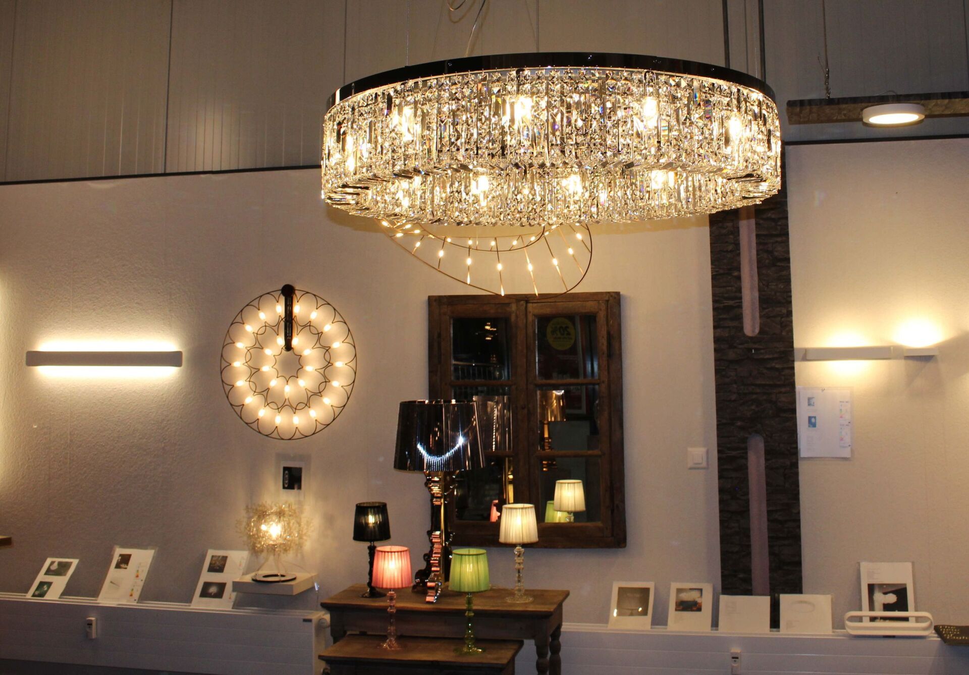 Ein Raum mit einem großen Kronleuchter, der von der Decke hängt