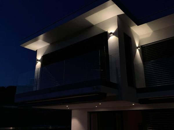 Die Außenseite eines Hauses ist nachts beleuchtet