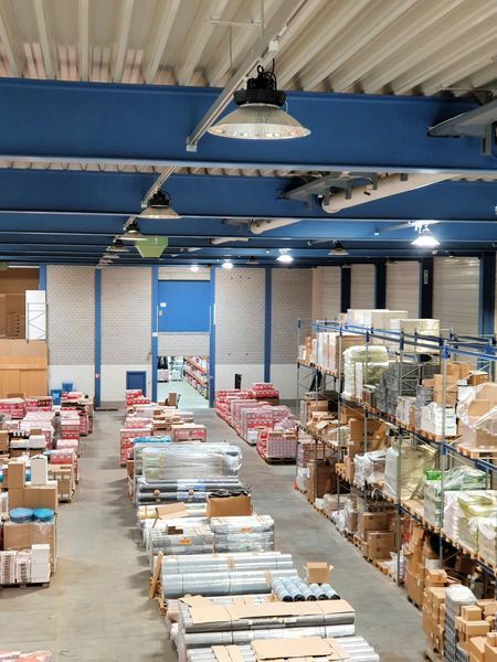 Ein großes Lager mit vielen Kisten und Regalen