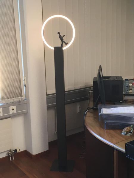 Eine Lampe mit einer Person in einem Kreis darauf