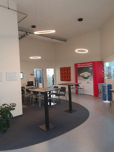 Ein großer Raum mit Tischen und Stühlen