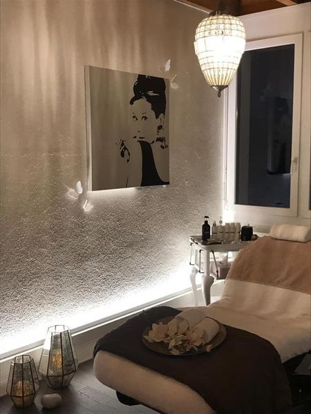 Ein Zimmer mit einem Bett und einem Gemälde an der Wand