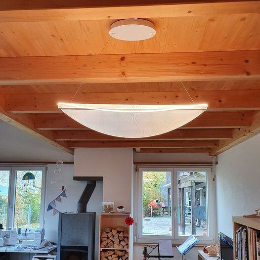Eine Holzdecke, an der eine Lampe hängt