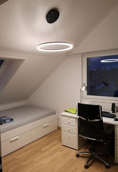 Ein Schlafzimmer mit einem Bett, einem Schreibtisch und einem Stuhl